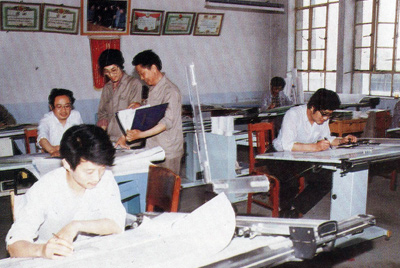 从1984年第一季度到抓治理上挂号周全提高企业素质验收前，，接纳分线检查、总结效果、找出差别、提出步伐、限期整改的要领，，使各项事情在整理中牢靠提高，，在牢靠提高中举行再整理，，再提高。。