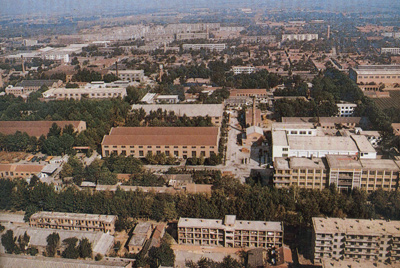 推土机总厂本部厂区。。山东推土机总厂建设时，，牢靠资产原值为2569万元，，占地面积为517538平方米，，修建面积为170861平方米。。