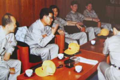 为了学习外国先进手艺和治理要领，，前往引进手艺与装备的国家举行实地考察。。薛仲光厂长在日本。。