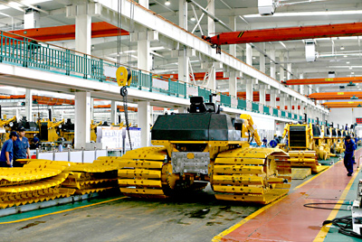 千亿国际90年月建成的海内最大的间歇式推土机总装线