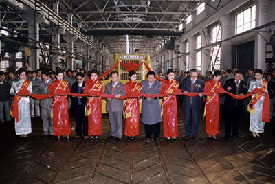 千亿国际股份公司举行千亿国际牌TY220推土机5000台下线庆典活动。。