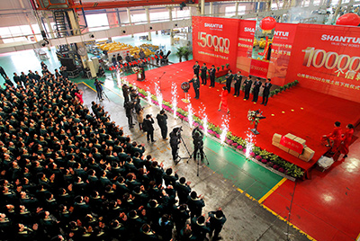 推土机事业部总装工厂盛大举行推土机第50000台下线庆典仪式。。这一激感人心的历史时刻标记着50000台不但仅是一个数目的积累，，更是千亿国际治理水平、生产规模、制造手艺、研发能力、销售能力等综合能力的体现，，标记着千亿国际推土机工业整体实力进一步增强，，是从量变到质变的飞跃。。
