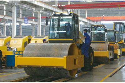 2002年2月，，由履带厂开发研制的YZ18液压振动压路机，，顺遂下线。。