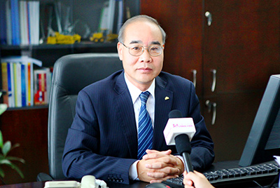 张秀文董事长在接受中国山东网专题采访时，，就公司践行“忠实鲁商”倡树行动举行回覆，，介绍了千亿国际把“仁义、诚信、忠实”的文化精髓融入到生产谋划的全历程的典范做法和“诚敬做产品，，诚信做企业”的谋划理念，，在工程机械行业树立起了“厚德坚韧”的山东国企形象