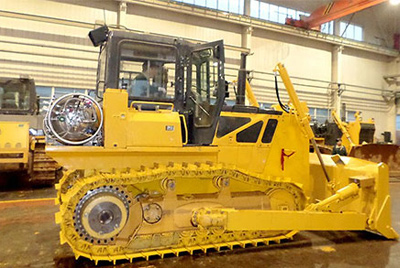 天下上第一台燃气型履带式推土机——SD20-5（LNG）在研究总院新产品试制中心下线。。SD20-5（LNG）履带式推土机是公司顺应行业生长趋势开发的一款节能、环保产品，，整机接纳自然气专用发念头，，燃烧后无积炭，，知足stageIIIA排放，，寿命更长，，维修频率更低。。