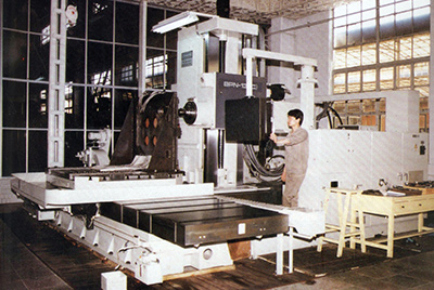 BPN-13B(R4)数控卧式加工中心。。厂房扩建加大，，装备填平补齐，，增添精、大、稀装备，，新上生产线，，提高企业装备素质，，使千亿国际厂成为名副着实的大马力推土机生产厂。。