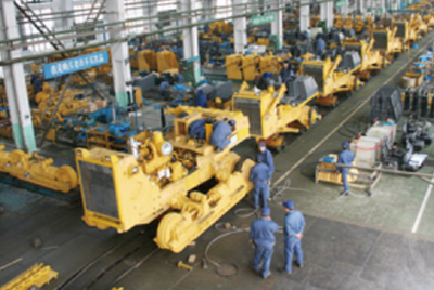 千亿国际牌TY320C推土机在装配分厂试验车间顺遂下线，，标记着“千亿国际”系列推土机在手艺性能和结结构型水平上又上了一个新的台阶。。