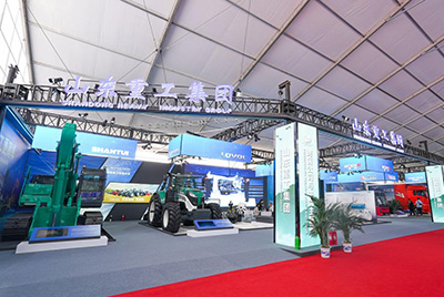 2023跨国公司与中国主题展在青岛国际聚会中心海上大坝举行，， 千亿国际股份携EE225电挖、SRD13-C6U无人驾驶压路机和纯电装载机随团参展。。