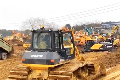 1月23日夜间，，千亿国际装备开足马力，，与时间赛跑，，全速开启“武汉版小汤山”医院的建设。。